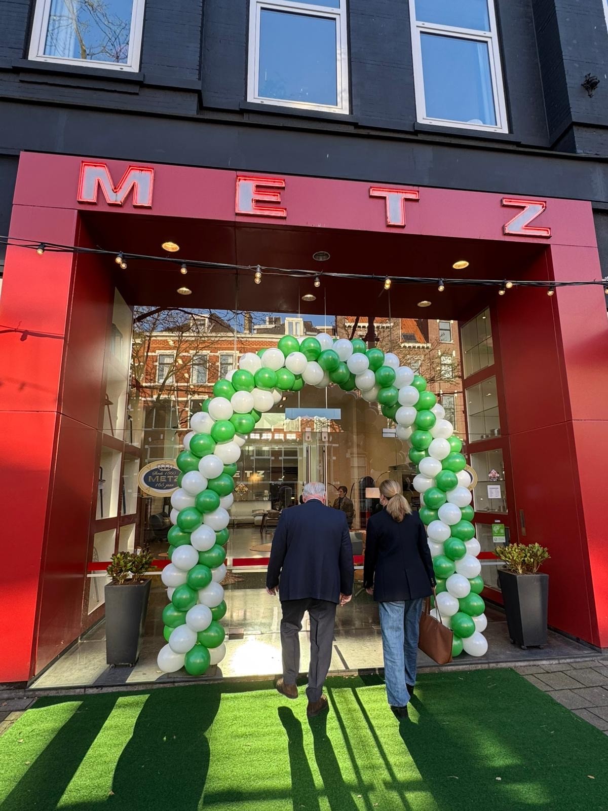 burgemeester Carola Schouten bezoekt                                    Metz woninginrichting